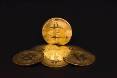 Bitcoin BTC kripto altın sikkeler siyah arka planda, yeni sanal para konsepti. Madencilik ya da engelleme teknolojisi