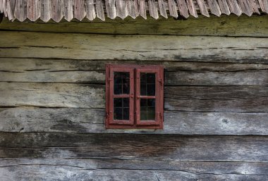 Romanya 'nın Transilvanya bölgesindeki Romanya' nın geleneksel ahşap kilisesinin eski penceresi