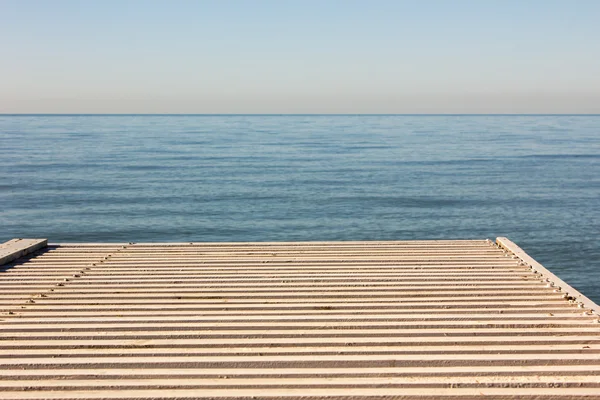 Gezinti alanından deniz manzarası