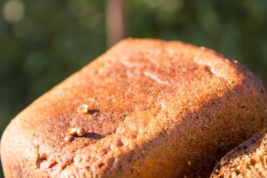 Siyah ekmek parçalar halinde kesilmiş