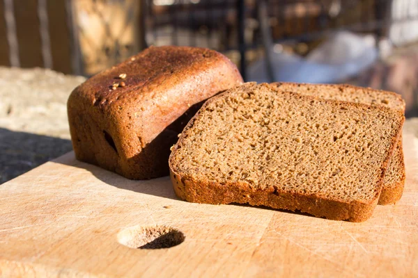 Siyah ekmek parçalar halinde kesilmiş