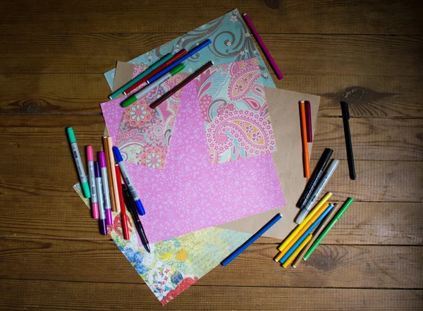 Lápis coloridos e canetas de feltro — Fotografia de Stock
