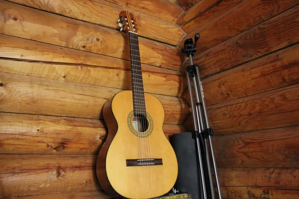 Guitarra acústica sobre fondo de madera —  Fotos de Stock