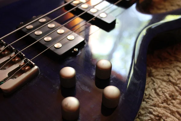 Gitar telleri bir stand