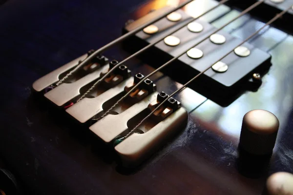 Gitar telleri bir stand