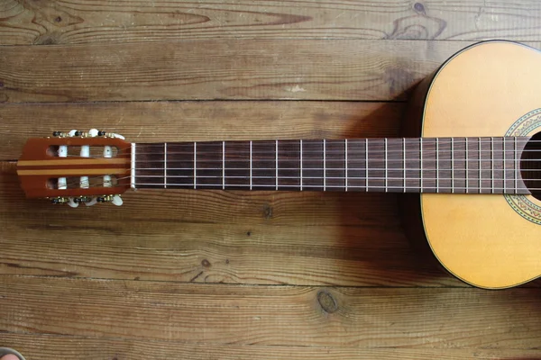 Guitarra acústica sobre fondo de madera —  Fotos de Stock