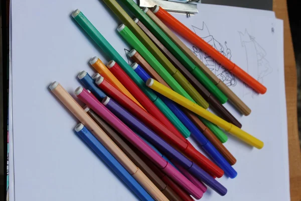 Marcadores coloridos sobre fundo de papel — Fotografia de Stock
