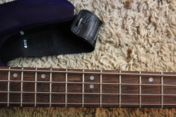 Cuerdas de guitarra en un soporte —  Fotos de Stock