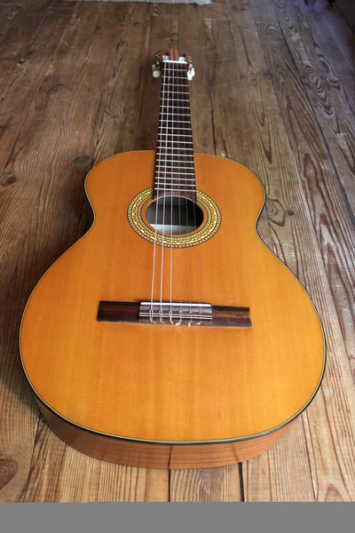 Guitarra acústica sobre fondo de madera —  Fotos de Stock