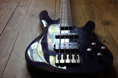 ahşap arka plan üzerinde bas gitar