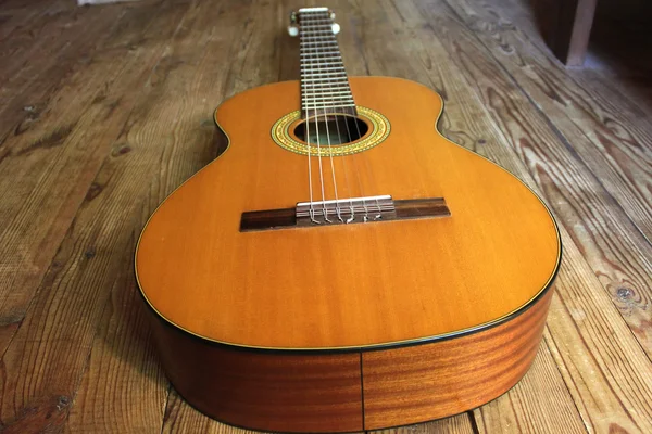 Guitarra acústica sobre fondo de madera —  Fotos de Stock