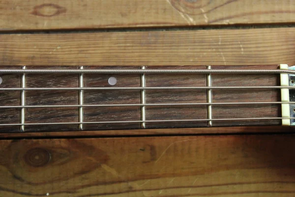 Akoestische gitaar op de achtergrond van hout — Stockfoto