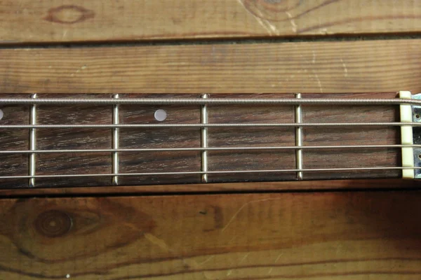 Guitarra acústica sobre fondo de madera —  Fotos de Stock