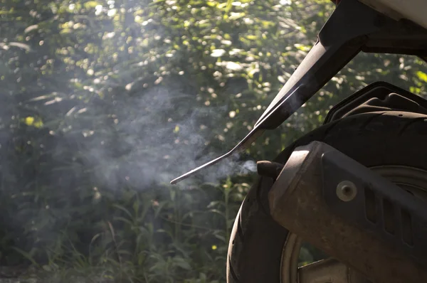 Smoke from the exhaust pipe of a moped — Stock Photo, Image