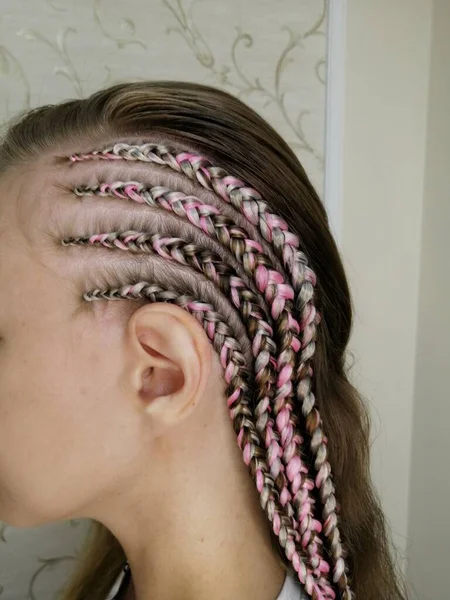 Kanekalon 'la yakın mesafeden Afrika örgüleri.