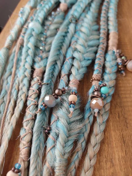 Kanekalon 'lu Afrika örgüleri yakın planda.