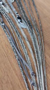 Bohem saç aksesuarlı örgüler. Kapatın.