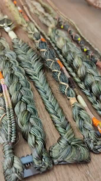 Accesorios Para Cabello Bohemio Trenzas Texturizadas Cerca — Vídeos de Stock