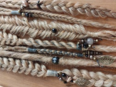 Kanekalon 'lu Afrika örgüleri yakın planda.