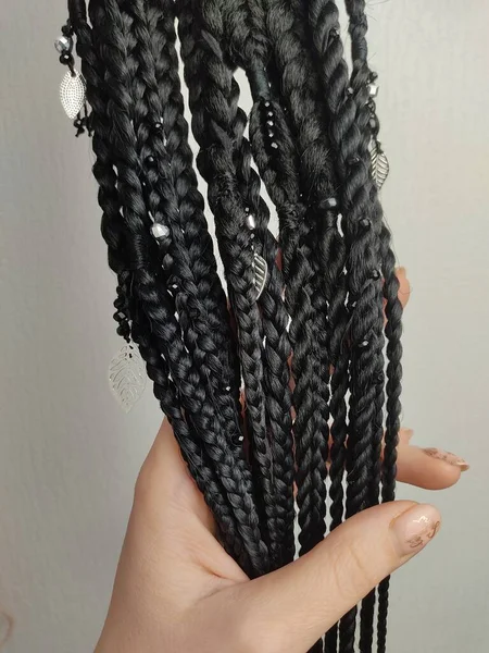 Kanekalon 'lu Afrika örgüleri yakın planda.