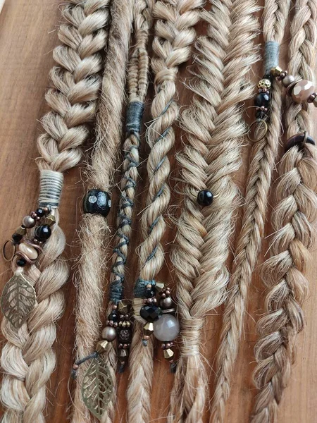 Kanekalon 'lu Afrika örgüleri yakın planda.