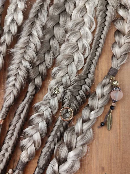 Accesorios para el cabello bohemio trenzas texturizadas de cerca —  Fotos de Stock