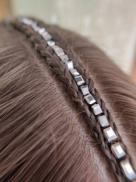 České vlasy doplňky texturované copánky zblízka — Stock fotografie