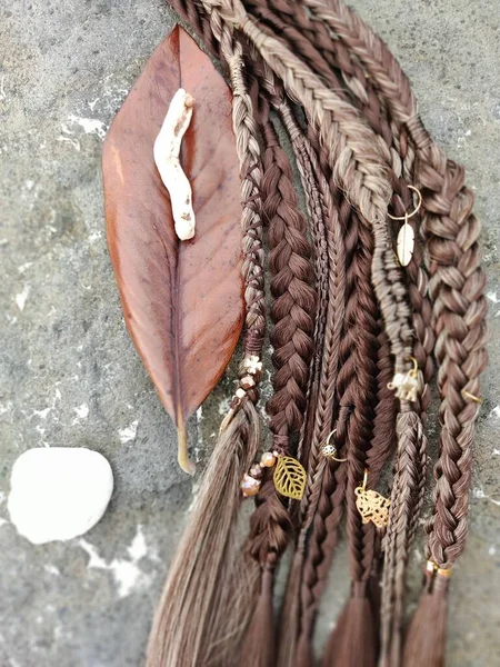 Bohemian Haar Accessoire strukturierte Zöpfe aus nächster Nähe — Stockfoto
