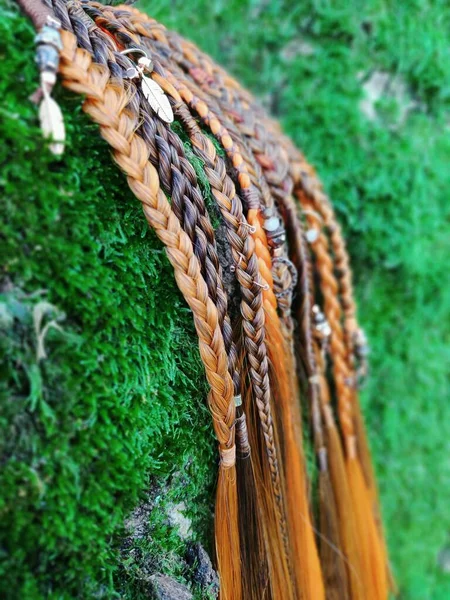 Bohemian Haar Accessoire strukturierte Zöpfe aus nächster Nähe — Stockfoto