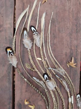 Bohem saç aksesuarlı örgüler. Kapatın.