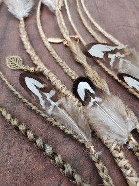 Bohem saç aksesuarlı örgüler. Kapatın.