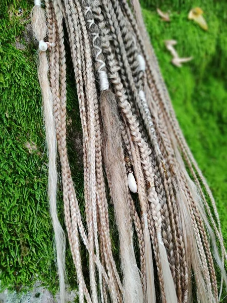 Bohem saç aksesuarlı örgüler. Kapatın.