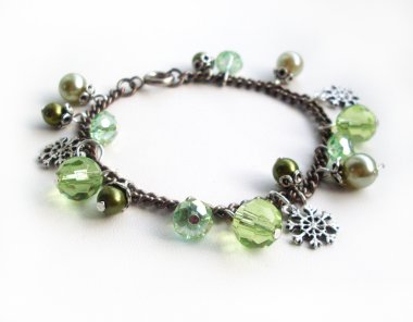 Bir zincir Kolyeler ile Bileziğinde