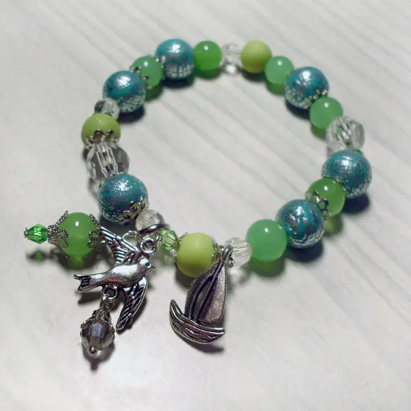 Pulsera de piedra y perlas de vidrio — Foto de Stock