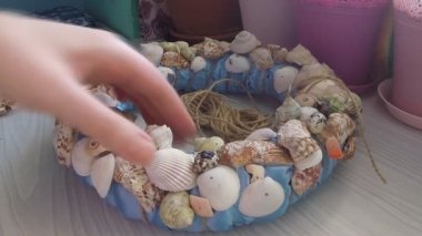 Bağ kabukları üzerinde dekoratif çelenk