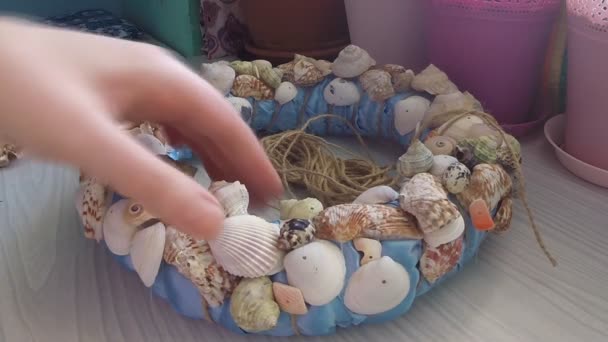 Bonding seashells on decorative wreath — Stock Video