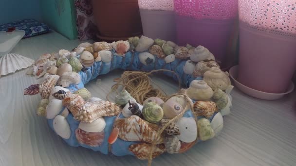 La unión de conchas marinas en la corona decorativa — Vídeo de stock