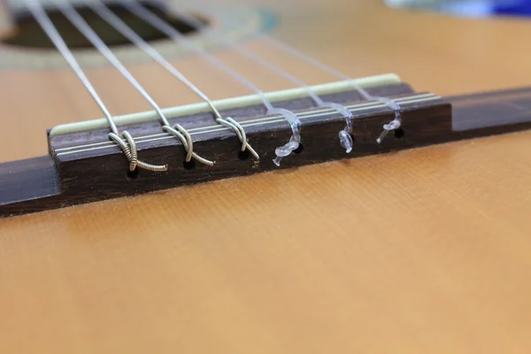 Cordas de guitarra em um suporte — Fotografia de Stock