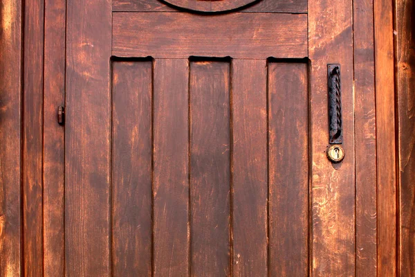 Porta de tábuas de madeira escura — Fotografia de Stock