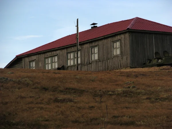 Vecchia casa sulla collina — Foto Stock