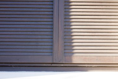 için pencere eşiği ve koyu renk ahşap kepenkler