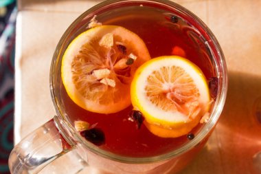 baharat ile şeffaf bir kupa çay