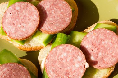 sandviç sosis ve salatalık ile