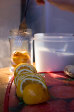 limon dilimleri ve şeker cam kavanozda