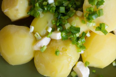 tereyağı ve otlar ile haşlanmış patates