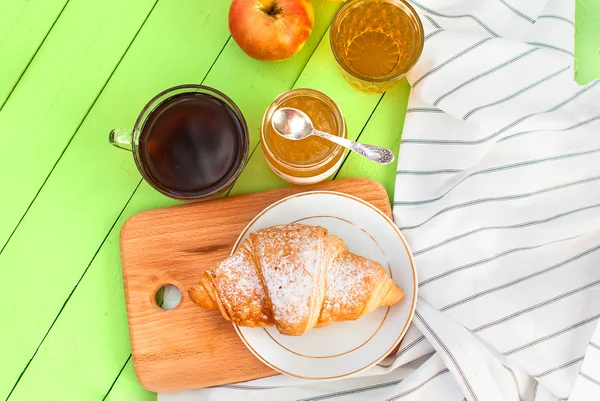 Frukost med kaffe och croissant — Stockfoto