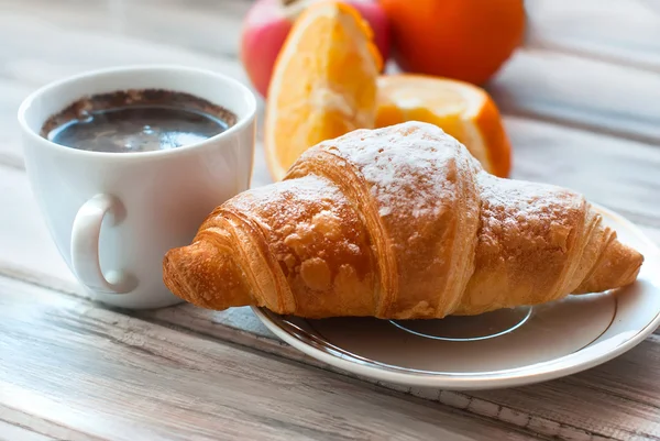 Сніданок з кавою та круасаном — стокове фото