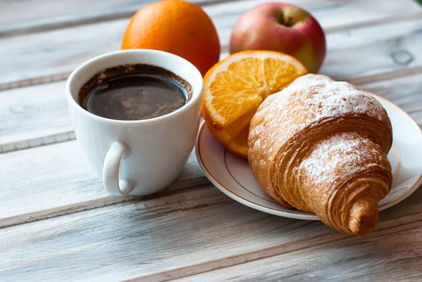 Сніданок з кавою та круасаном — стокове фото