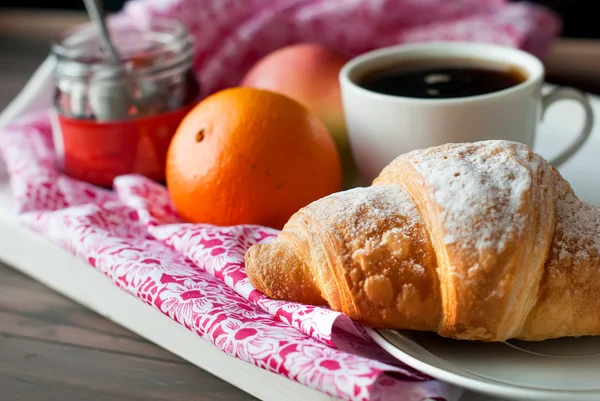 Café da manhã com café e croissant — Fotografia de Stock