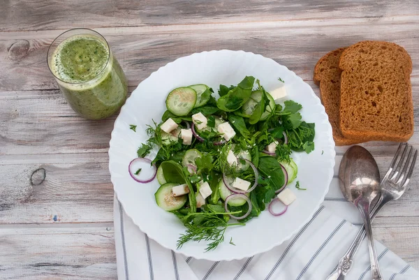 Spinatsalat mit Feta-Käse und Gurke — Stockfoto